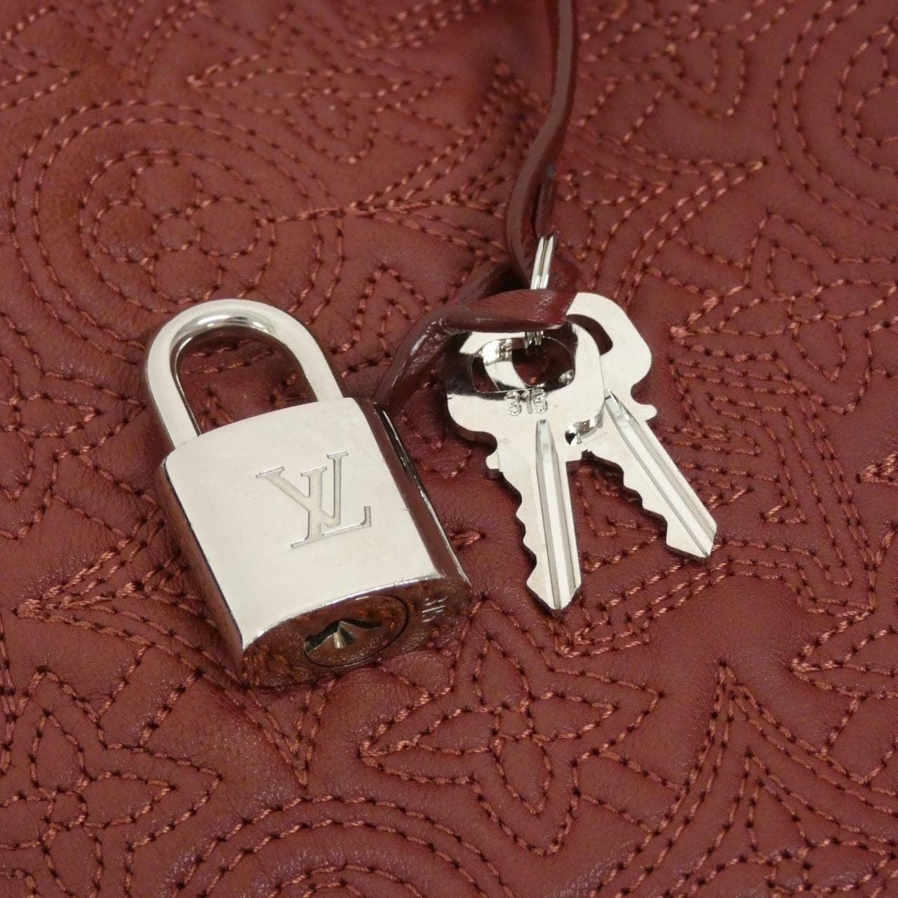 LOUIS VUITTON M97069 肩背包 羊皮